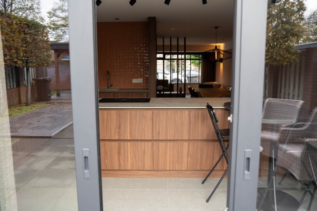 Keuken en leefruimte vernieuwd tijdens complete begane-grond renovatie in St. Willebrord