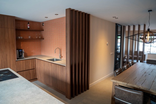 Nieuwe keuken met kookeiland na complete verbouwing begane grond in St. Willebrord