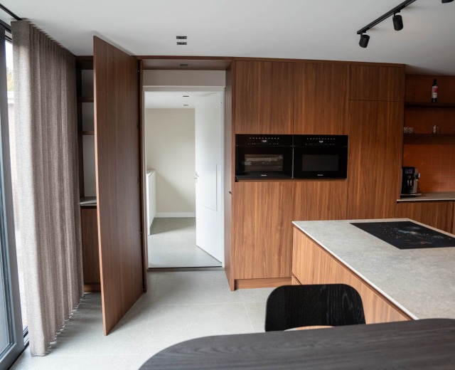 Nieuwe keuken met kookeiland na complete verbouwing begane grond in St. Willebrord